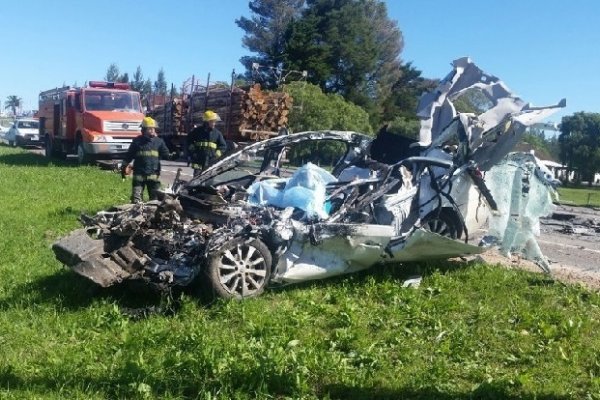 Uruguay: tres argentinos murieron en un violento choque frontal