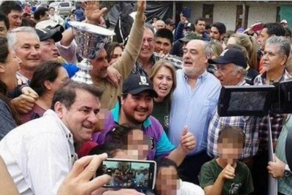 Repudian a Ricardo por estar en carrera clandestina de caballos