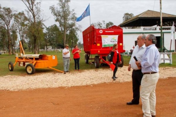 Santo Tomé: Colombi entregó maquinaria a pequeños productores