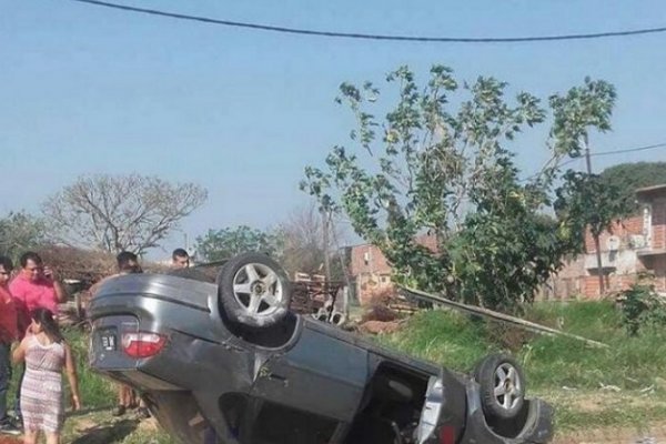 Espectacular vuelco de un auto en el barrio Quintana