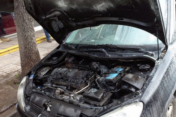 Presunto ajuste de cuentas: Prendieron fuego un auto en pleno barrio Cambá Cuá