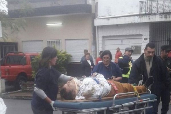 Rama de un árbol cayó sobre un motociclista y le partió el casco