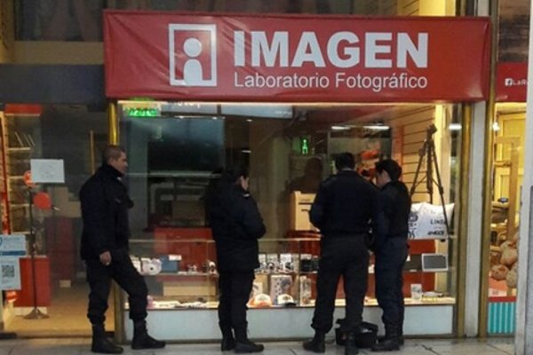 Robaron en un local de fotografía en plena peatonal Junín
