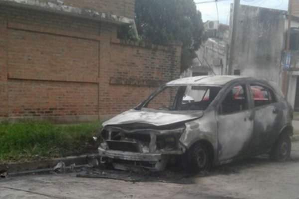 Quemacoches atentaron contra un auto en el barrio Las Tejas