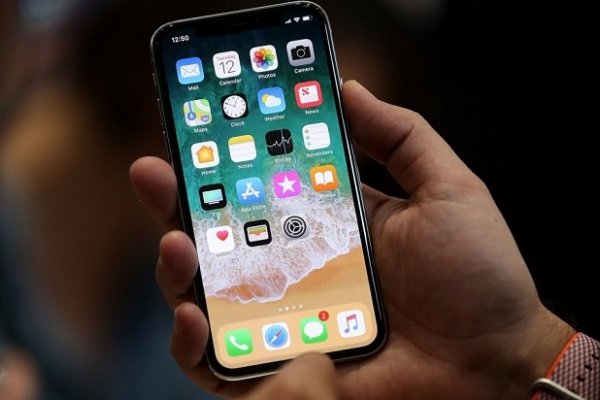 Quiso entrar al país con 40 iPhone escondidos en el tanque de gas de su auto