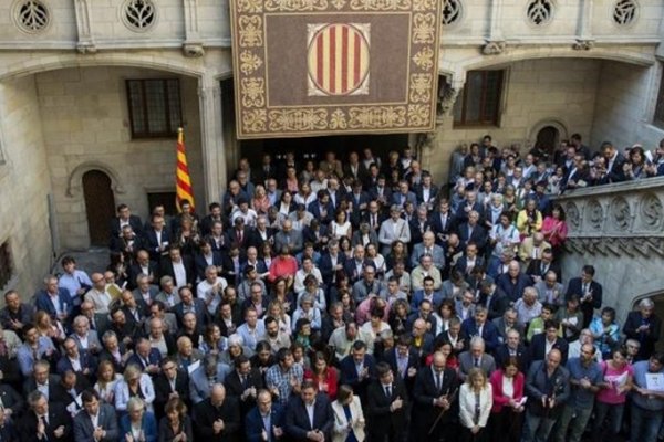 Más de 700 alcaldes de Cataluña brindaron su apoyo al referéndum