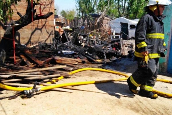 Un incendio destruyó por completo una precaria vivienda