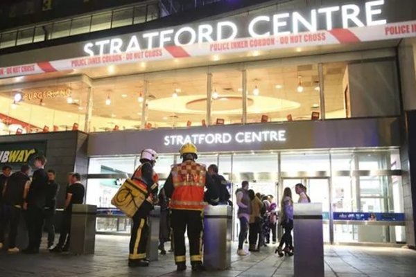 Un ataque con ácido en un centro comercial de Londres dejó al menos seis heridos