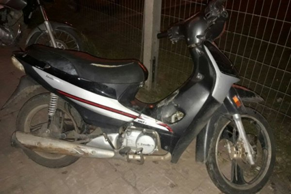 Durante una breve persecución abandonaron una moto robada