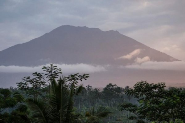 Más de 42.000 evacuados por riesgo de erupción del volcán Agung