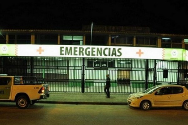 Menores graves al chocar en moto contra un poste de luz