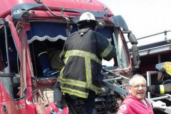 Corrientes: rescataron a camionero que había quedado atrapado tras chocar contra otro camión