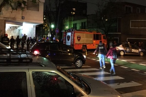 Tensión en Parque Chacabuco: delincuentes tomaron de rehenes a 4 policías