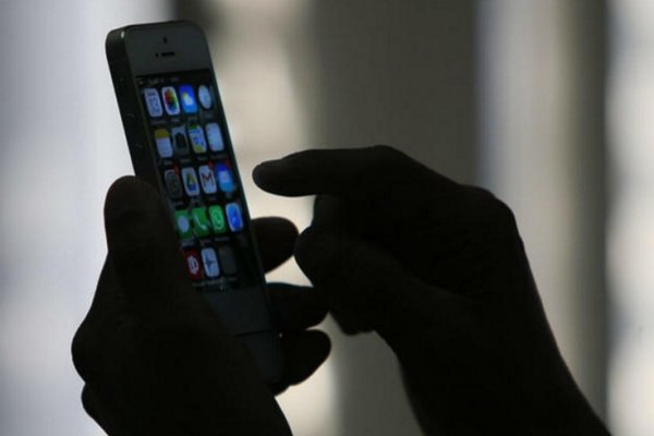 Nena de 8 años es acosada por mensajes de textos a su celular