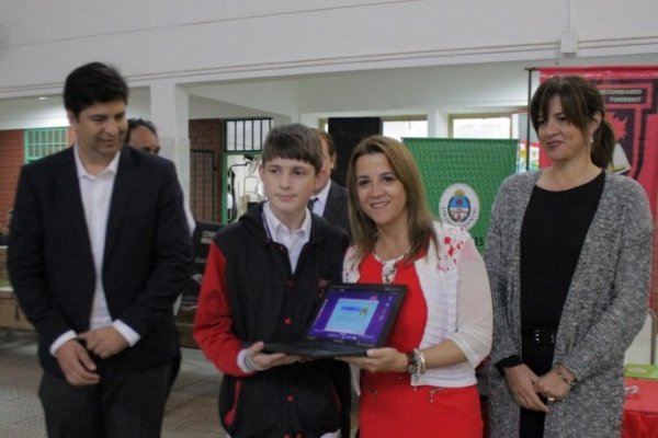 La Ministra de Educación entregó más de 800 netbooks en Goya