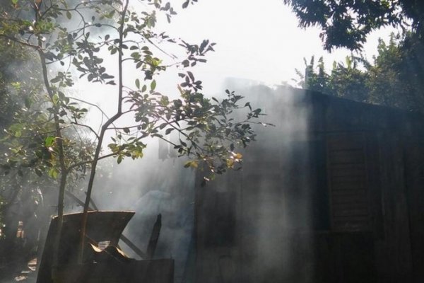 Piden ayuda para familia que perdió su casa en un incendio