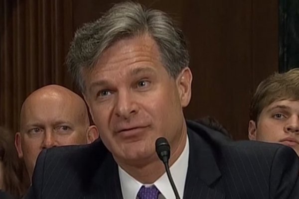 Asumió el nuevo director del FBI en una ceremonia a la que no asistió Trump