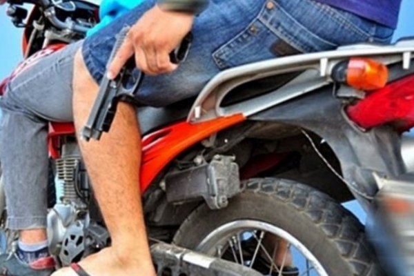 Mujer sufrió fractura en una pierna durante un robo de motochorros