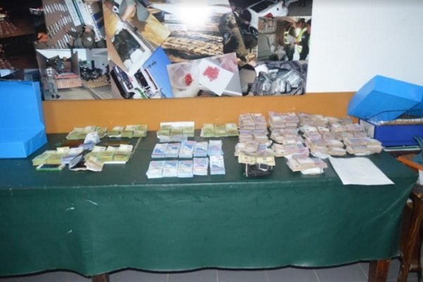 Paso de los Libres: incautan casi dos millones de pesos y detienen a tres paraguayos