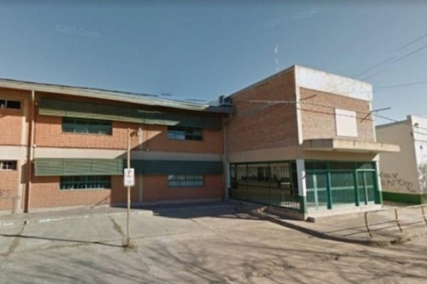 Vecino de una escuela goyana amenazó al rector y los alumnos con un hacha