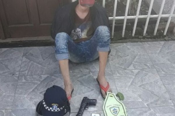 Robó la cartera de una mujer con una pistola de juguete