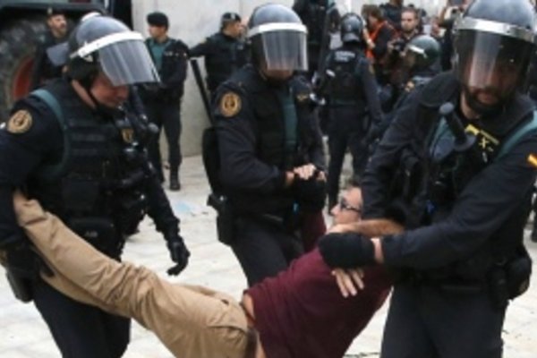 El gobierno trató de bloquear por la fuerza el referéndum de secesión de Cataluña