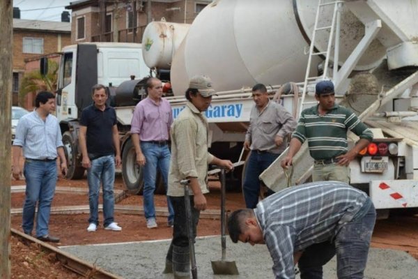 Garay supervisó los trabajos de pavimentación, entubamiento e iluminación por los barrios