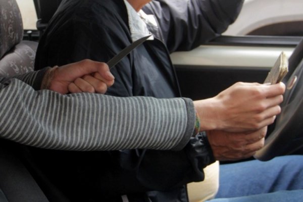 Pareja tomó un remís en Corrientes, viajó a Resistencia y asaltó al chofer