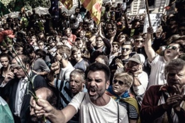 Cataluña presiona con un paro y pide mediación internacional tras la represión policial