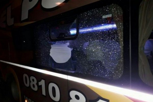 Rompieron la ventanilla de un colectivo y robaron a una mujer