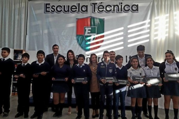 Presentación de la antena de conectividad a internet y entrega de netbooks en San Luis del Palmar