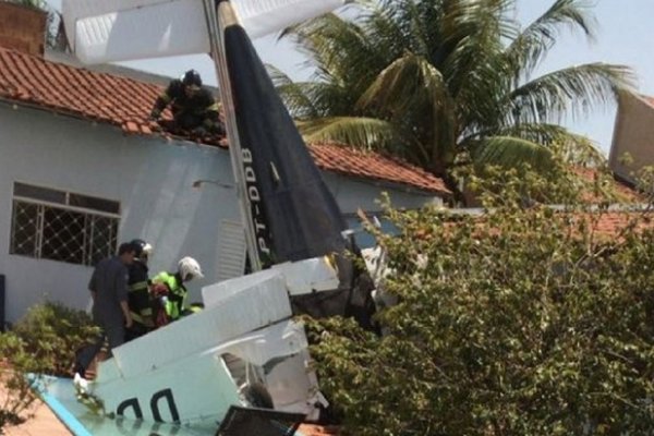 Tres muertos al caer una avioneta en el jardín de una casa