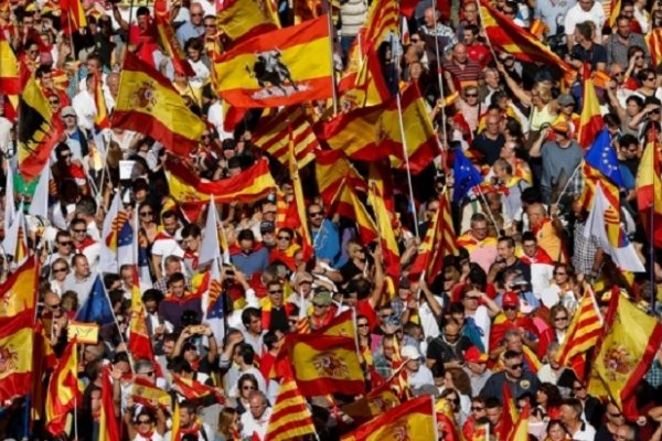 Cataluña podría declarar este martes la independencia y Madrid se prepara para responder