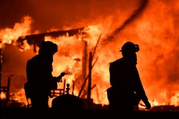 Grandes incendios dejan 10 muertos y miles de evacuados en California