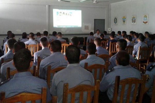 Capacitación y pasantía para cadetes de la Escuela de Policía