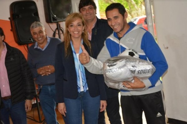 Entregaron elementos deportivos a instituciones de Ituzaingó