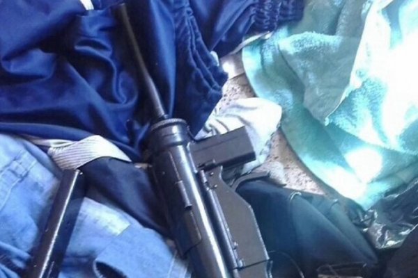 Terror en un micro por un pasajero borracho y armado con una ametralladora