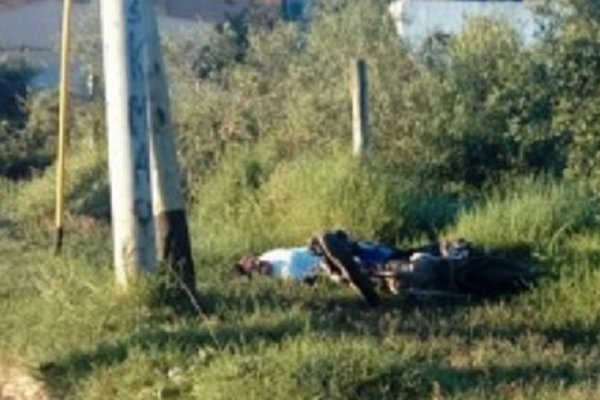 Motociclista murió al chocar contra un poste de alumbrado público