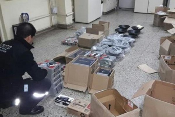 Funcionario de Migraciones con artículos de contrabando