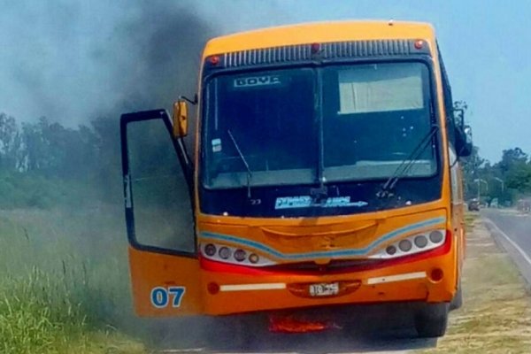 Un colectivo de media distancia se incendió en Lavalle