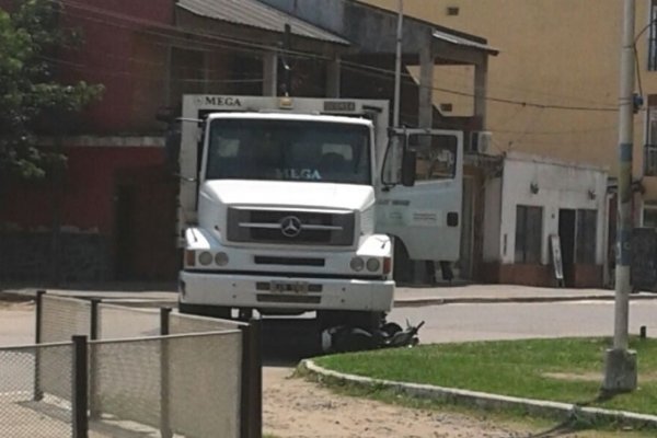 San Luis del Palmar: joven motociclista giró en contramano y fue embestida por camión recolector