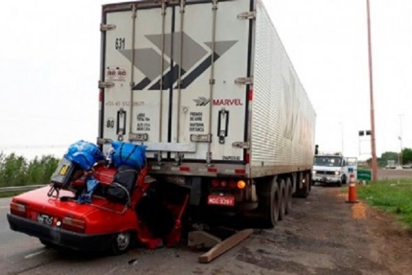 Un auto que partió desde Corrientes chocó contra un camión en ruta 12: dos muertos y tres heridos
