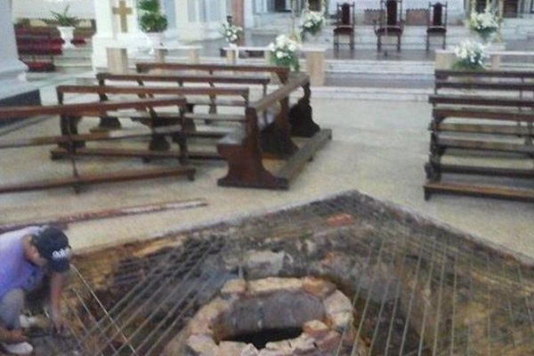 Catedral goyana: Consolidan el piso y buscan presupuesto para la cobertura transparente