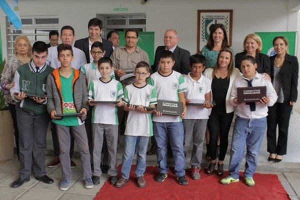 Entrega de equipamiento informático y netbooks a escuelas de Goya y Lavalle
