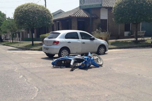 Mujer herida al protagonizar un accidente contra un auto