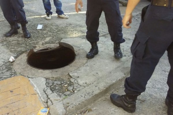 Mujer pisó la tapa de una alcantarilla y quedó atrapada