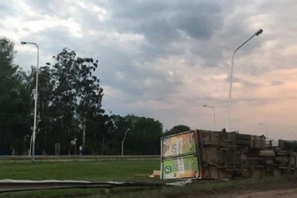 Volcó un camión frigorífico en la autovía de Resistencia