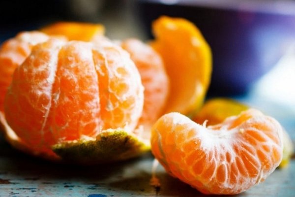 Internaron al primo de la nena que murió al comer una mandarina