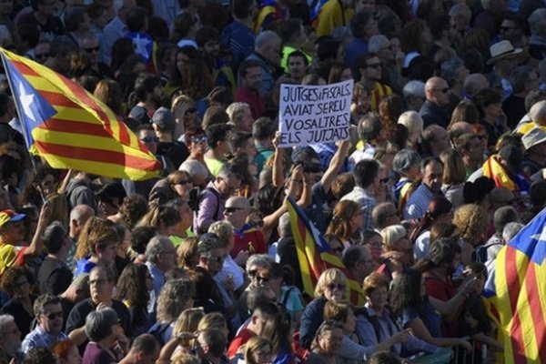 Masiva protesta en Barcelona luego de que Mariano Rajoy aplicara el artículo 155 por la crisis en Cataluña