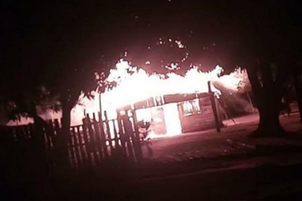 Voraz incendio destruye una humilde vivienda en Saladas